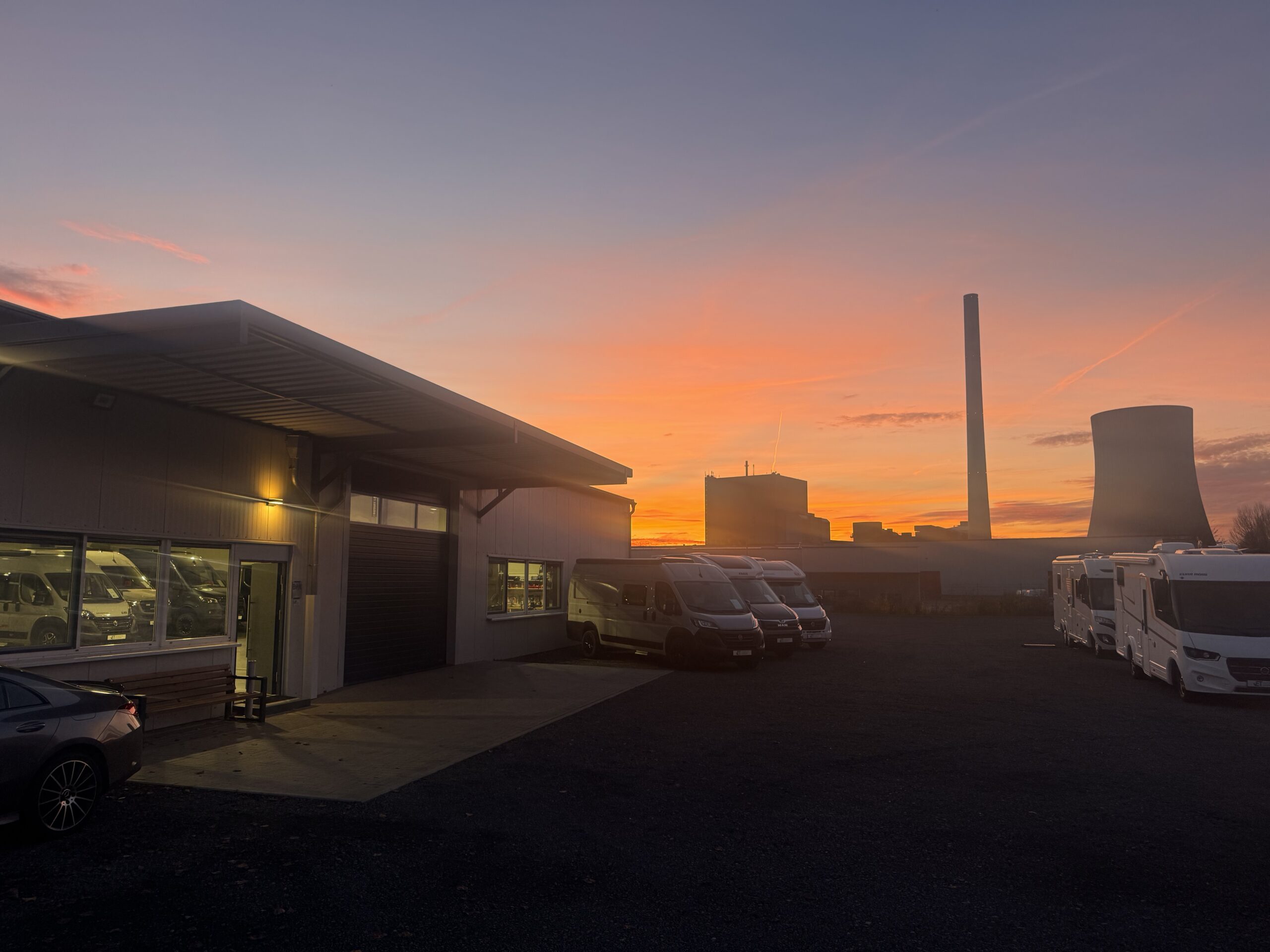 Showroom von Eye Trade bei Sonnenuntergang