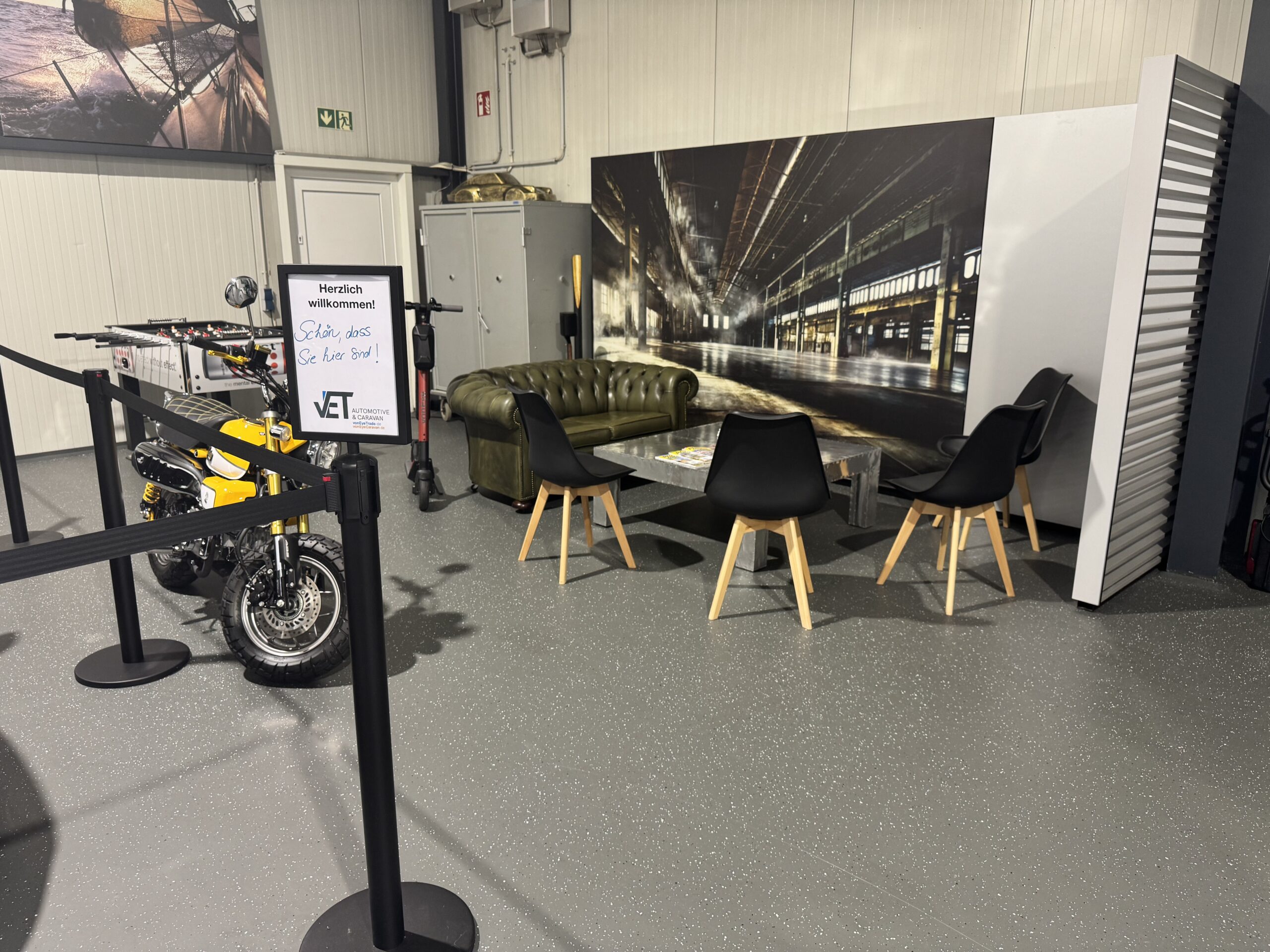 Showroom innen — Lounge mit Industrie-Charme
